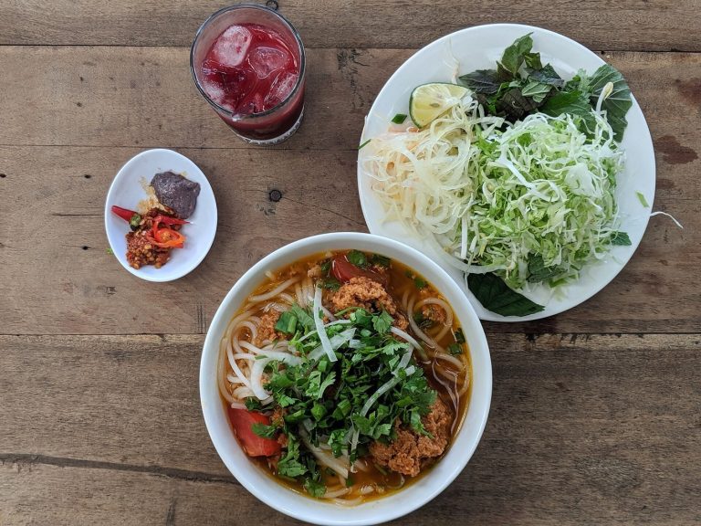 Ảnh minh họa bún riêu với rau và gia vị để riêng
