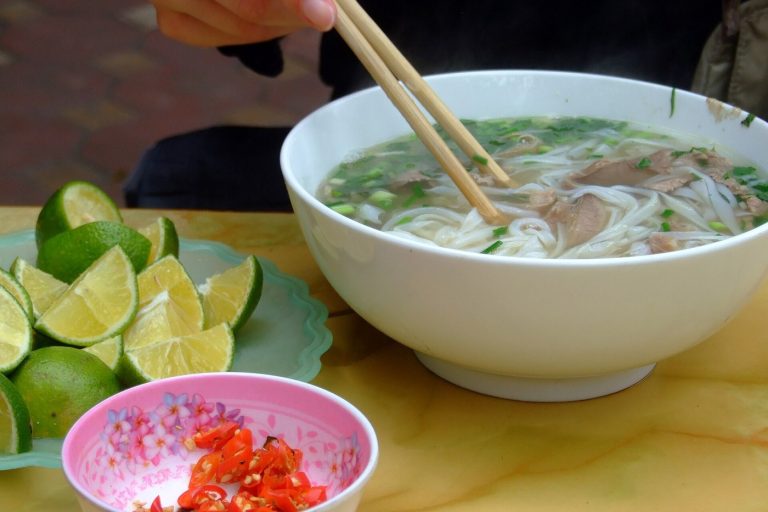 Bát phở bò cùng gia vị ăn kèm tại Cầu Giấy, Hà Nội