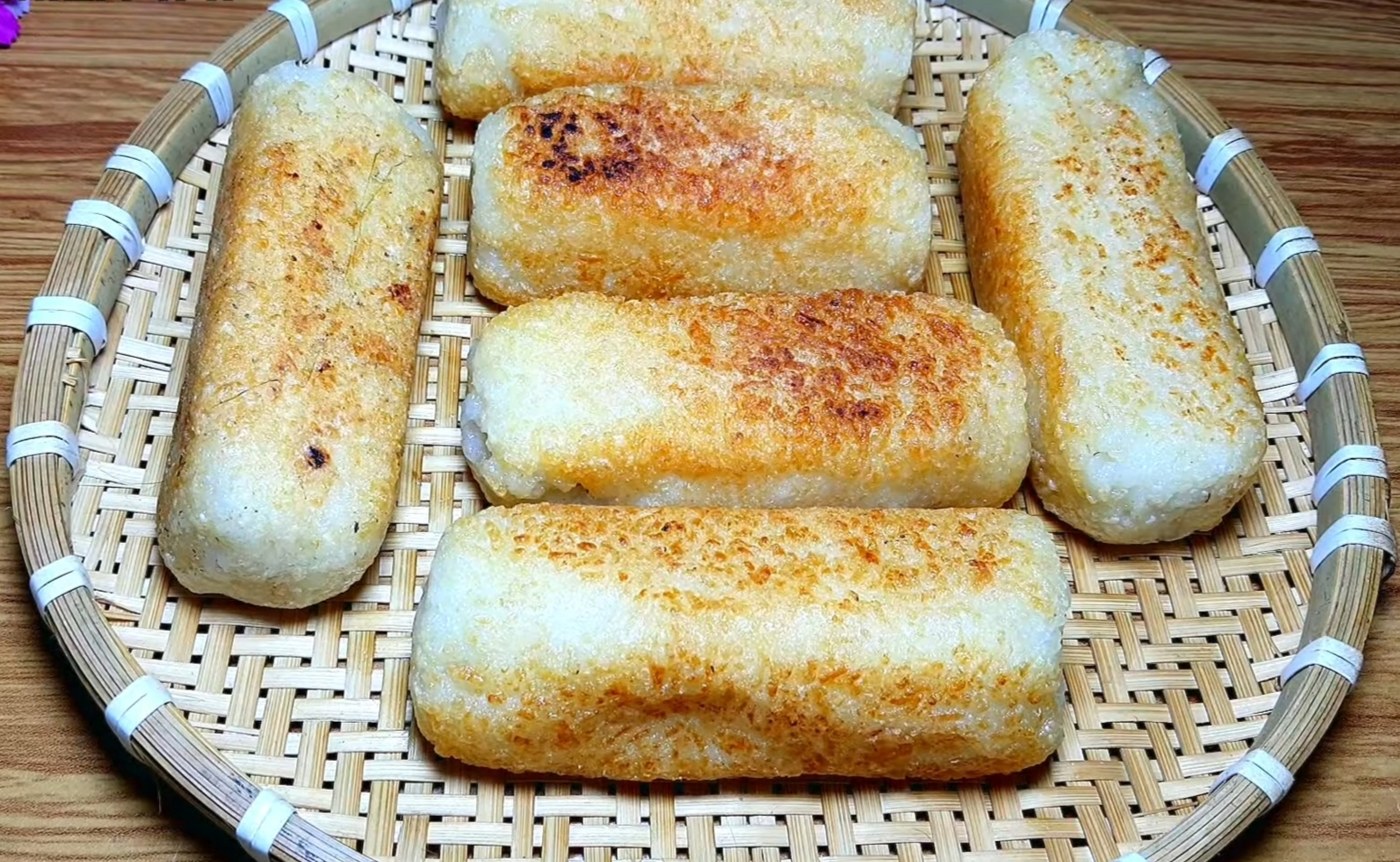 Chuối nếp nướng với lớp nếp bao quanh quả chuối