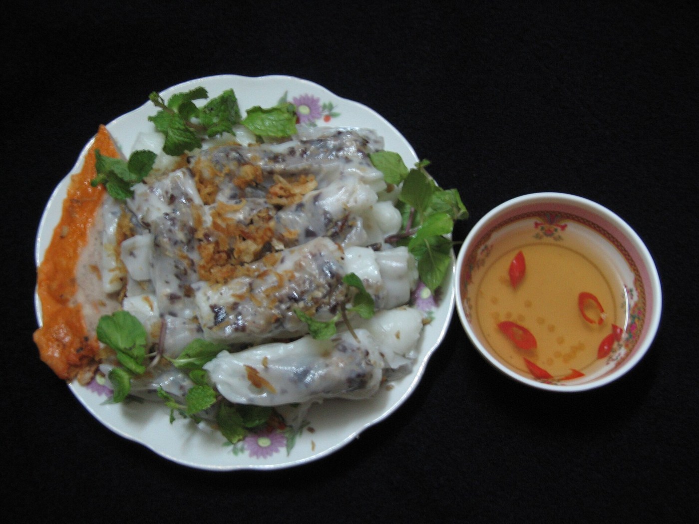 Bánh cuốn nhân thịt chụp tại Hà Nội