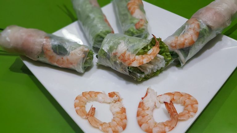 Ảnh minh họa gỏi cuốn với nhân bên trong lớp bánh tráng