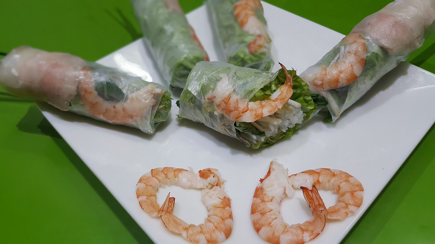 Ảnh minh họa gỏi cuốn với nhân bên trong lớp bánh tráng