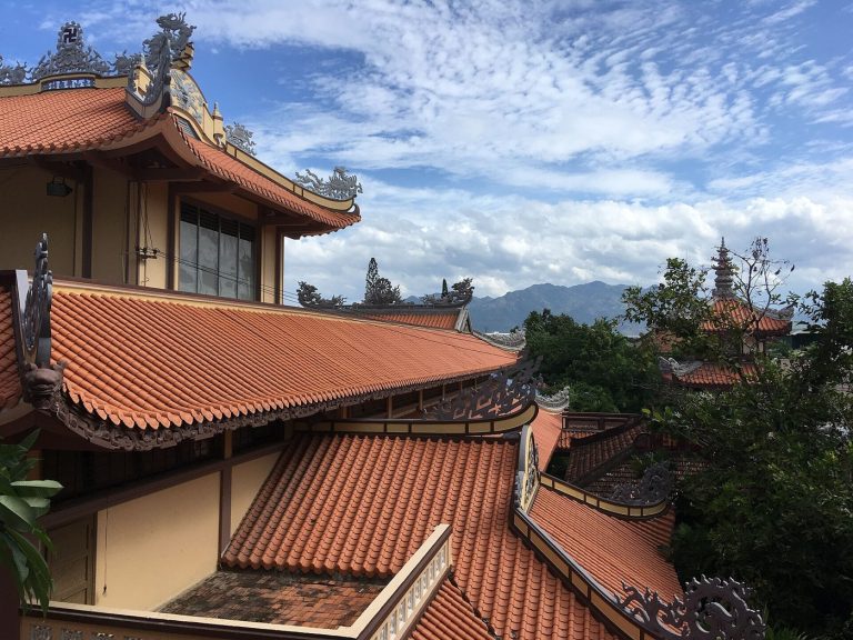 Những lớp mái ngói và đầu đao tại chùa Long Sơn Nha Trang