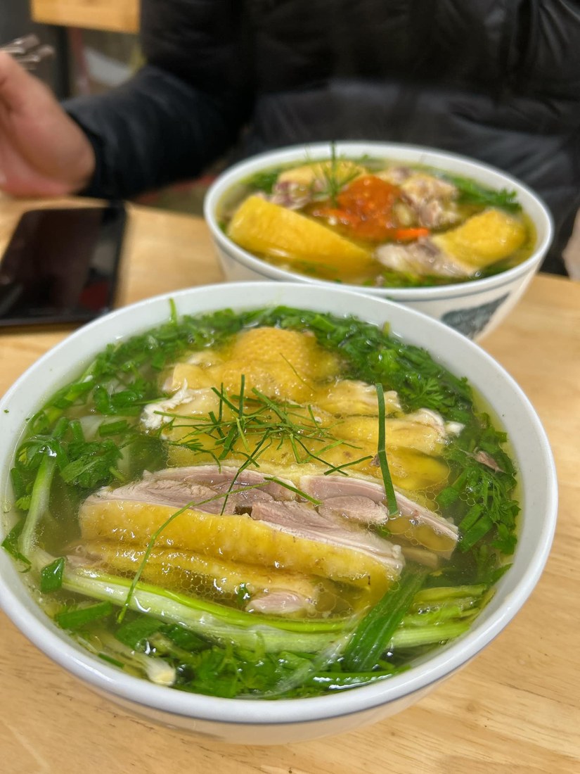 Bát phở gà với thịt gà và hành xanh tại Hà Nội