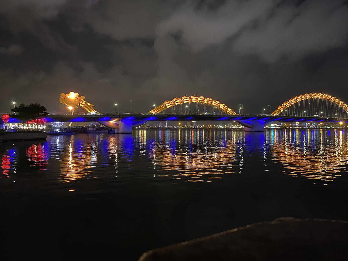 Cầu Rồng sáng đèn phản chiếu trên sông Hàn, ảnh tư liệu năm 2020