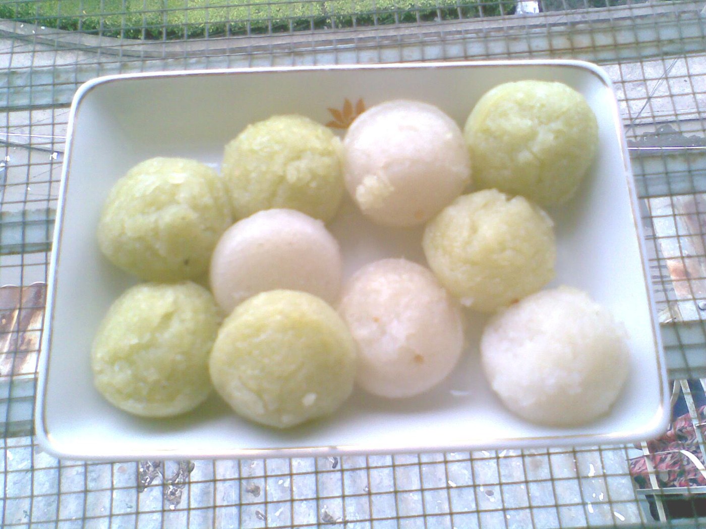 Những chiếc bánh bò hấp nhỏ trên đĩa