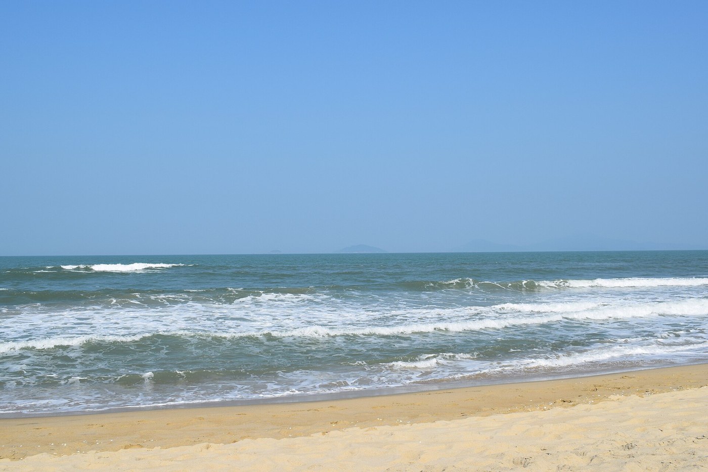 Sóng nối tiếp nhau vào bãi cát An Bàng dưới trời xanh