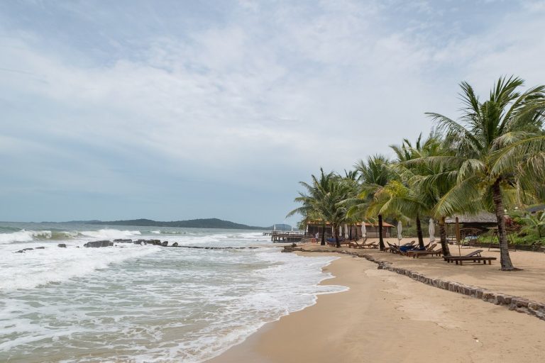 Bãi biển Phú Quốc với hàng dừa trong ngày nhiều mây