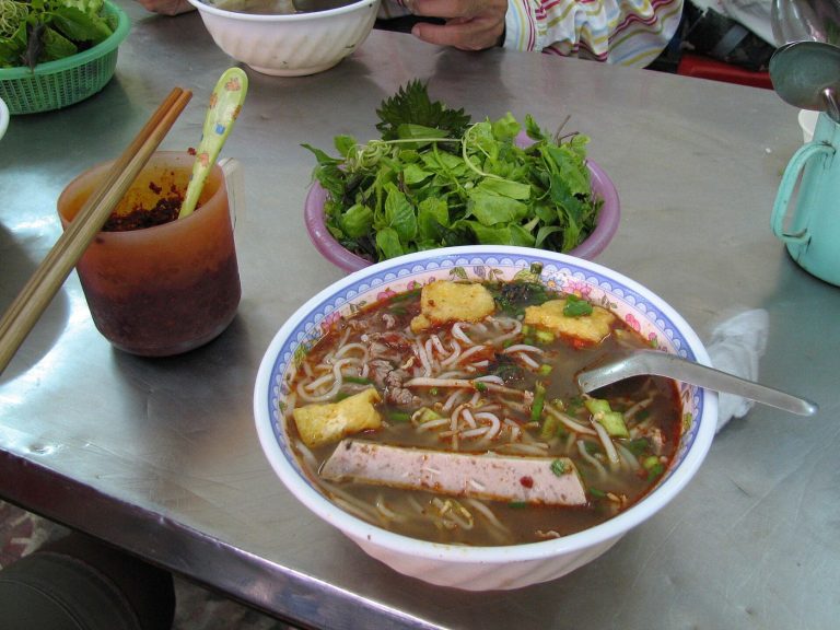 Bát bún ốc Hà Nội ăn cùng rau sống và gia vị