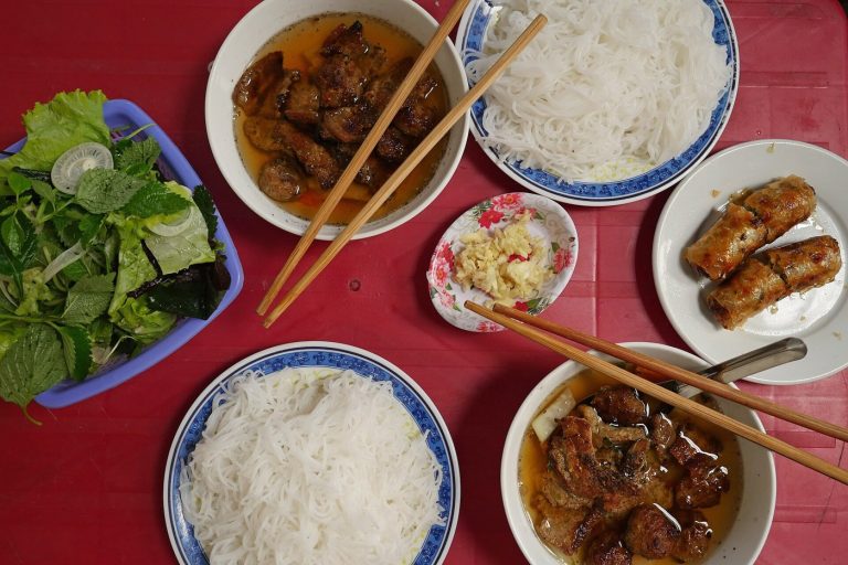 Bún chả Hà Nội: cách thưởng thức và chọn một bữa trưa vừa đủ