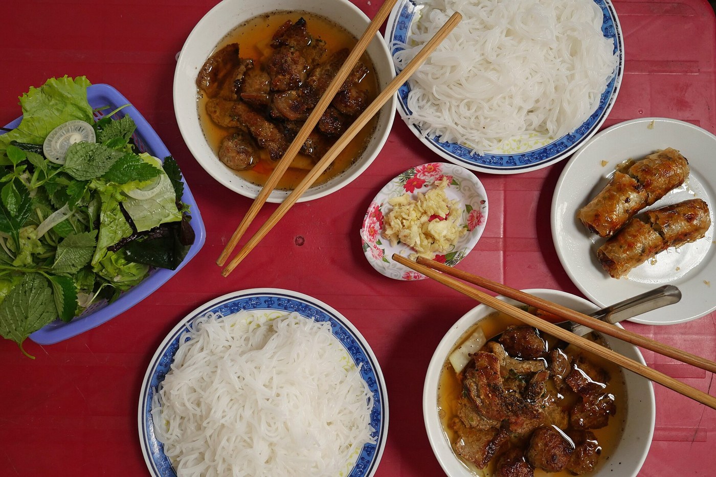 Suất bún chả với thịt nướng và bún tại Hà Nội