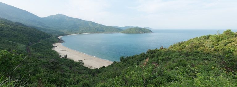 Vịnh biển yên tĩnh trên cung đường gần Đà Nẵng