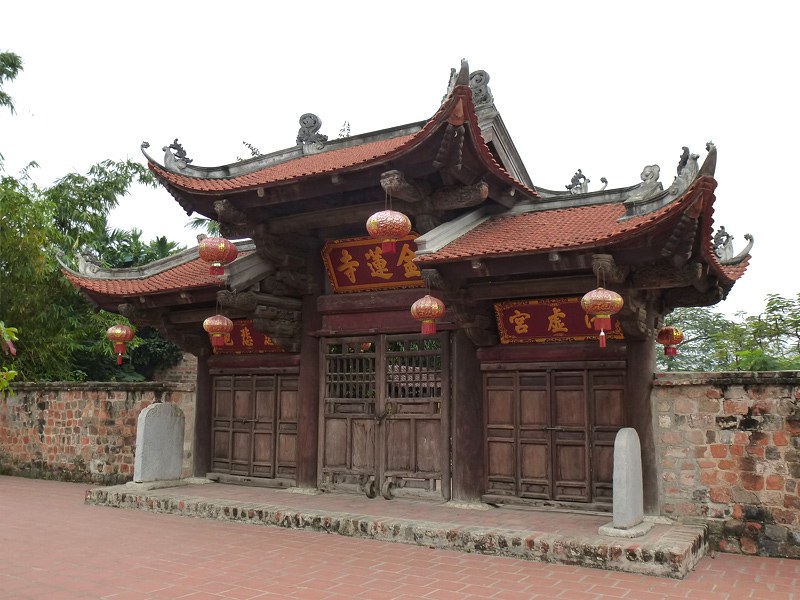 Tam quan gỗ cổ kính của chùa Kim Liên bên Hồ Tây Hà Nội