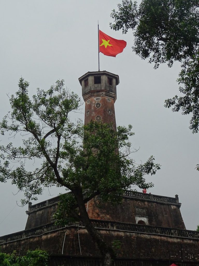 Cột cờ Hà Nội nhìn qua những tán cây xanh