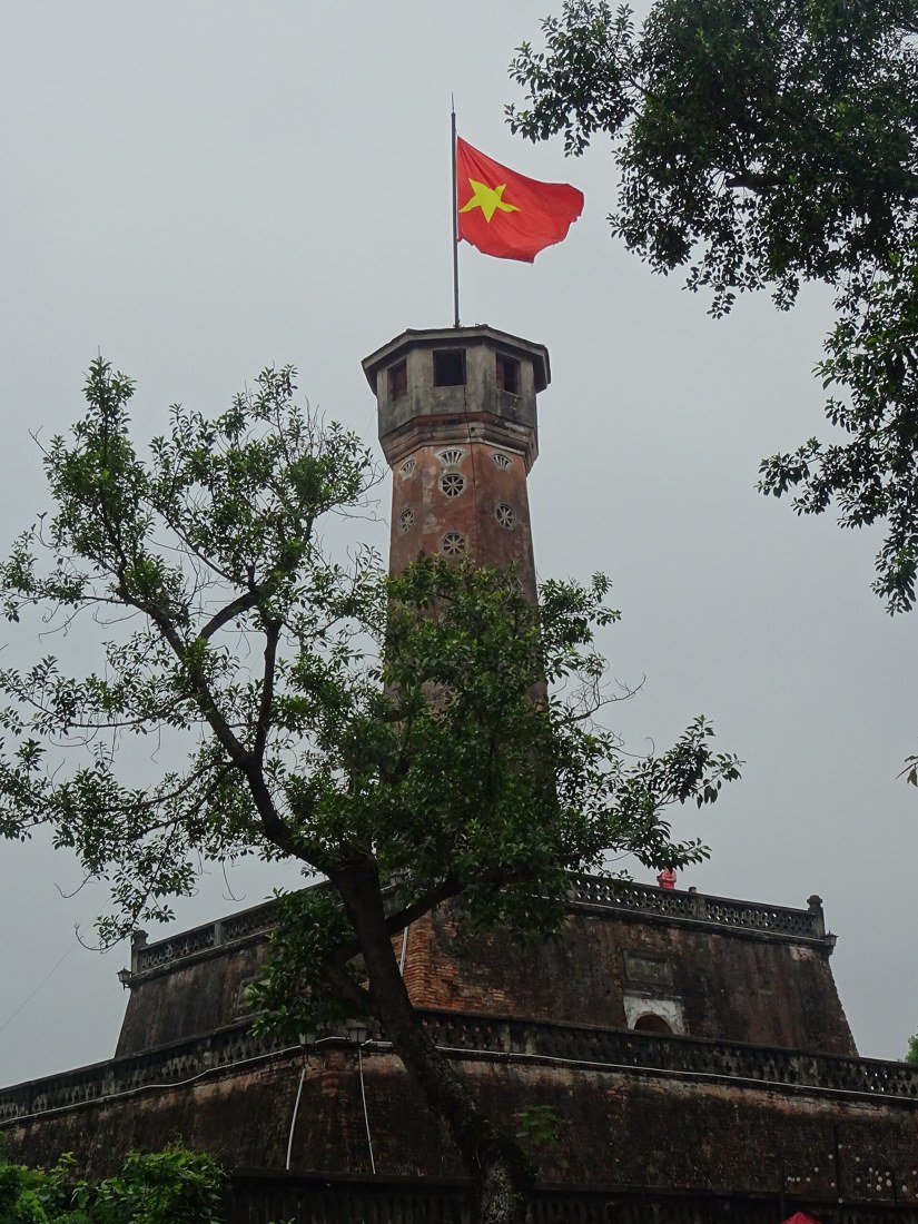Cột cờ Hà Nội nhìn qua những tán cây xanh