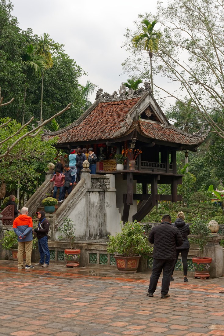Chùa Một Cột Hà Nội với mái ngói cong giữa khu vườn xanh