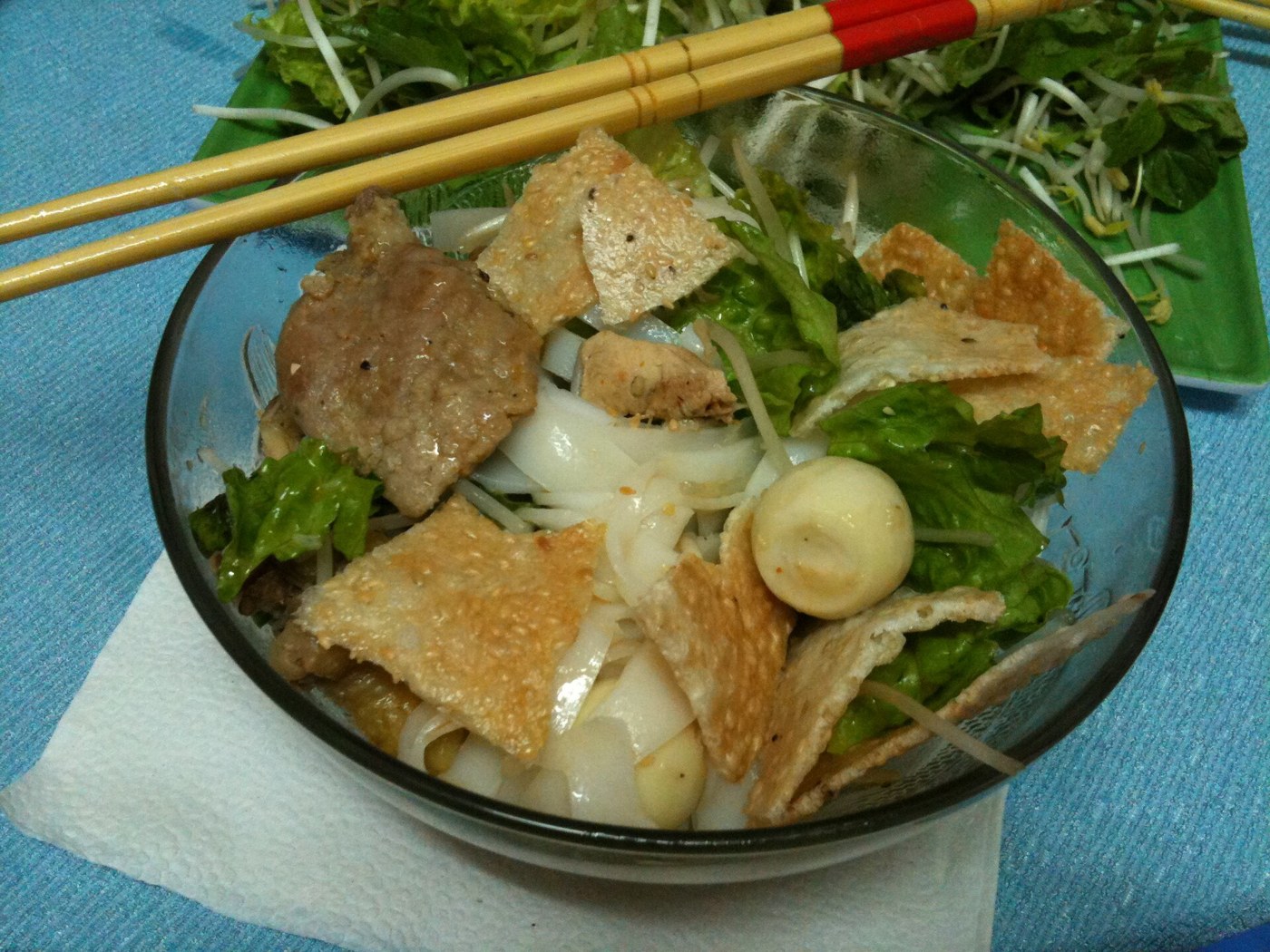 Tô mì Quảng với sợi mì bản rộng, rau và bánh tráng