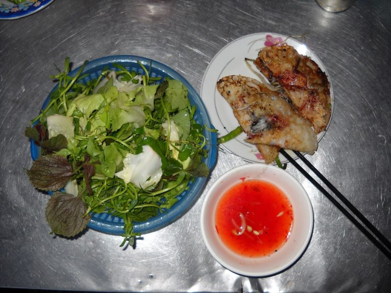 Bánh xèo nhân mực chụp tại Nha Trang
