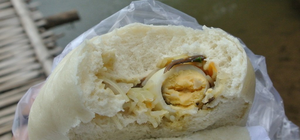 Bánh bao bổ đôi lộ phần trứng, ảnh tư liệu tại Tây Sơn, Bình Định