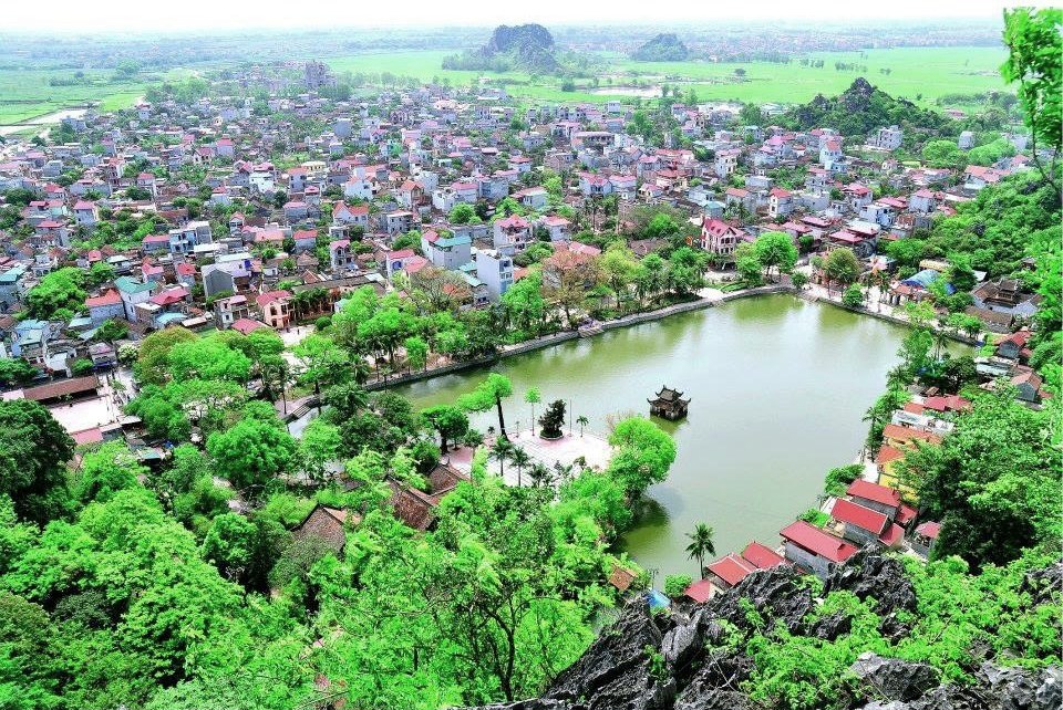 Hồ nước và quần thể chùa Thầy nhìn từ sườn núi