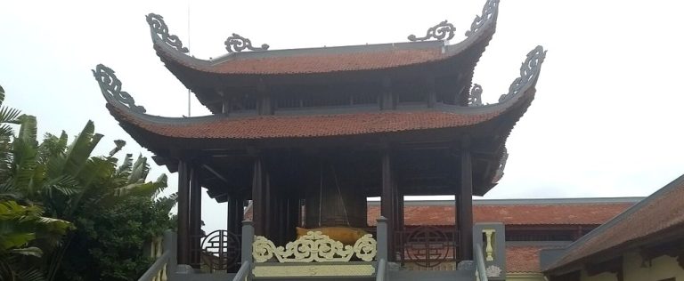 Chi tiết mái ngói và kết cấu gác trong khuôn viên Phủ Tây Hồ năm 2015