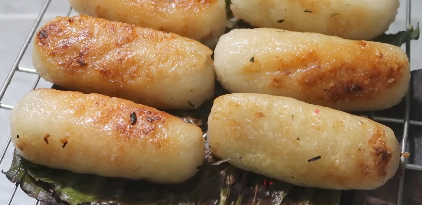 Chuối bọc nếp trên vỉ nướng