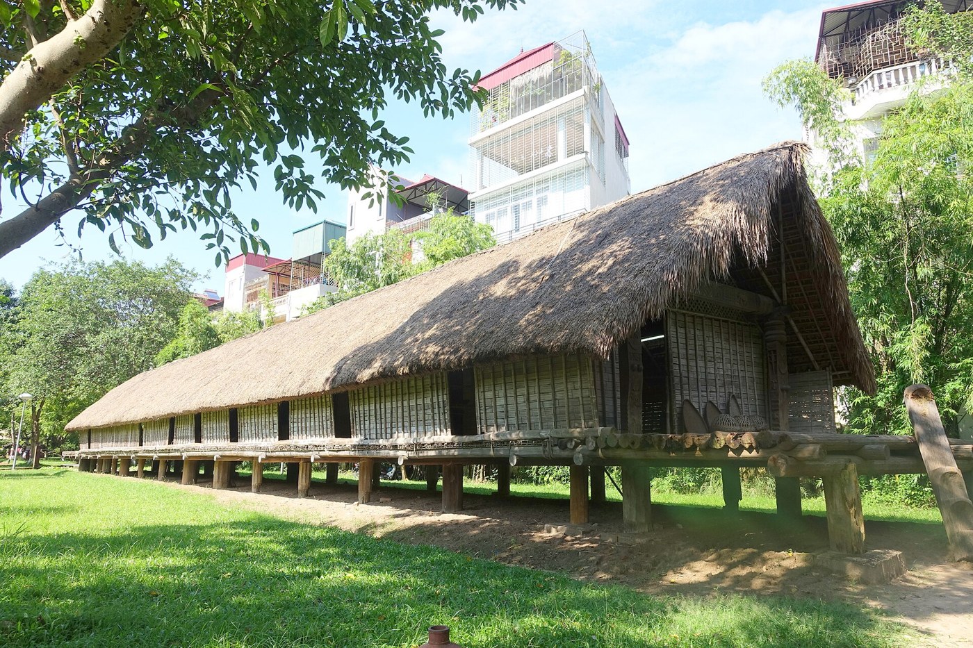 Nhà dài Ê Đê trong Vườn Kiến trúc của Bảo tàng Dân tộc học Việt Nam, ảnh năm 2014