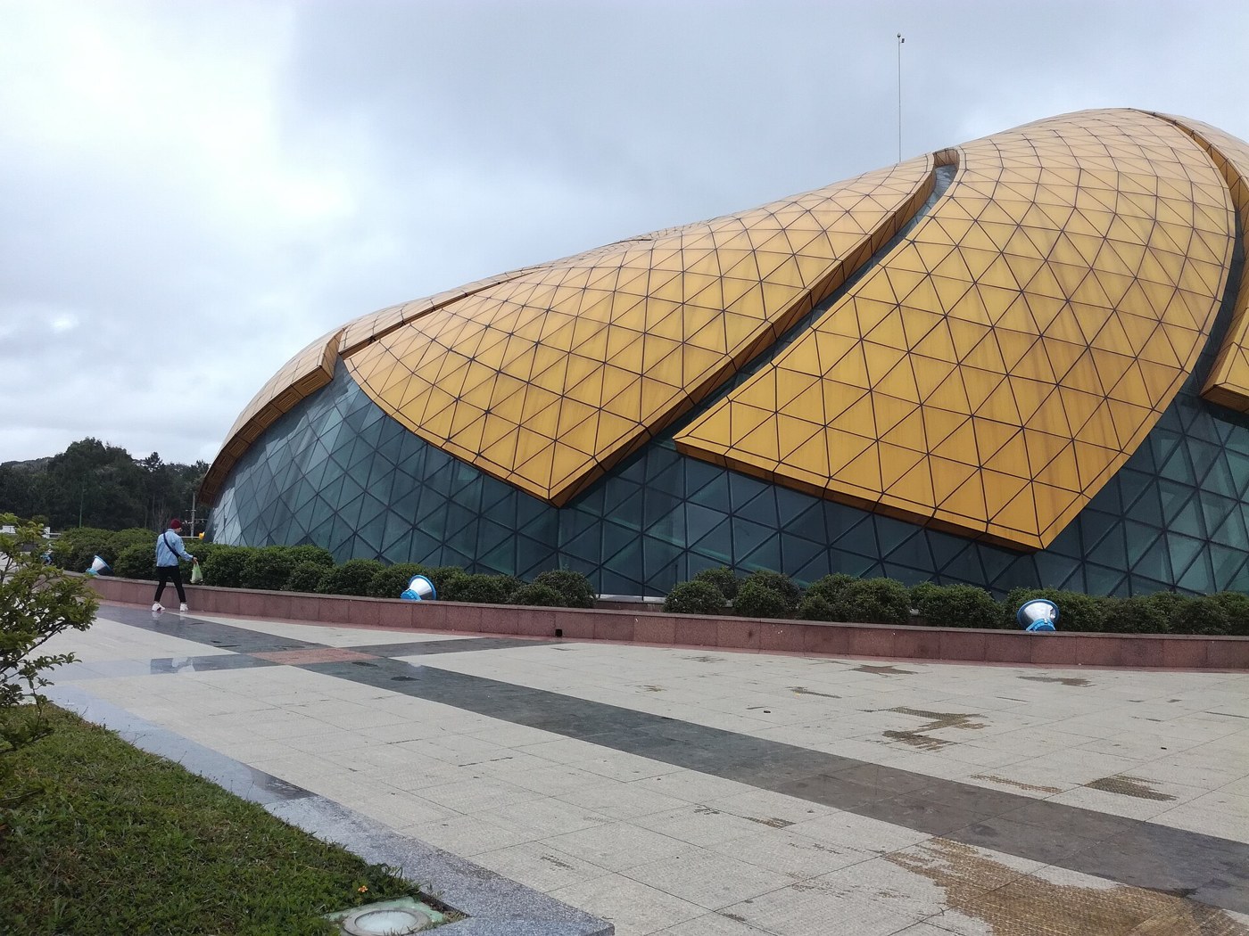 Những cánh hoa dã quỳ màu vàng trong kiến trúc Quảng trường Lâm Viên
