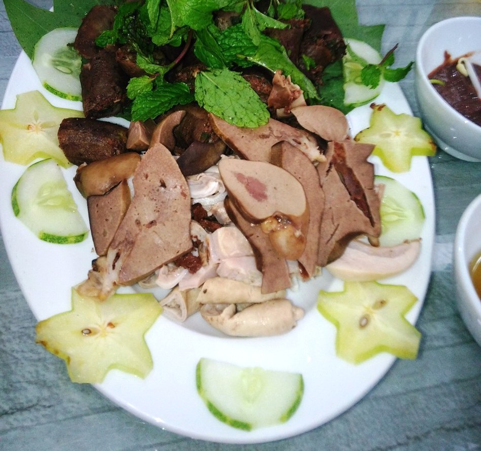 Đĩa lòng và dồi ăn kèm rau trong ảnh tư liệu chụp tại Đông Hà
