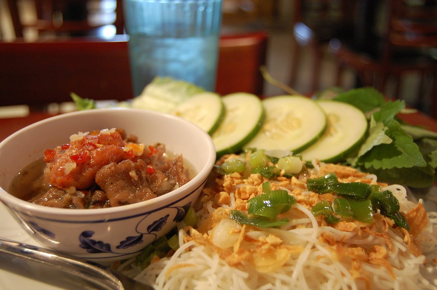 Một cách trình bày bún chả với rau và nước chấm để riêng