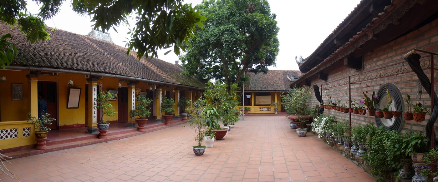 Sân trong yên tĩnh với những dãy nhà cổ tại chùa Kim Liên