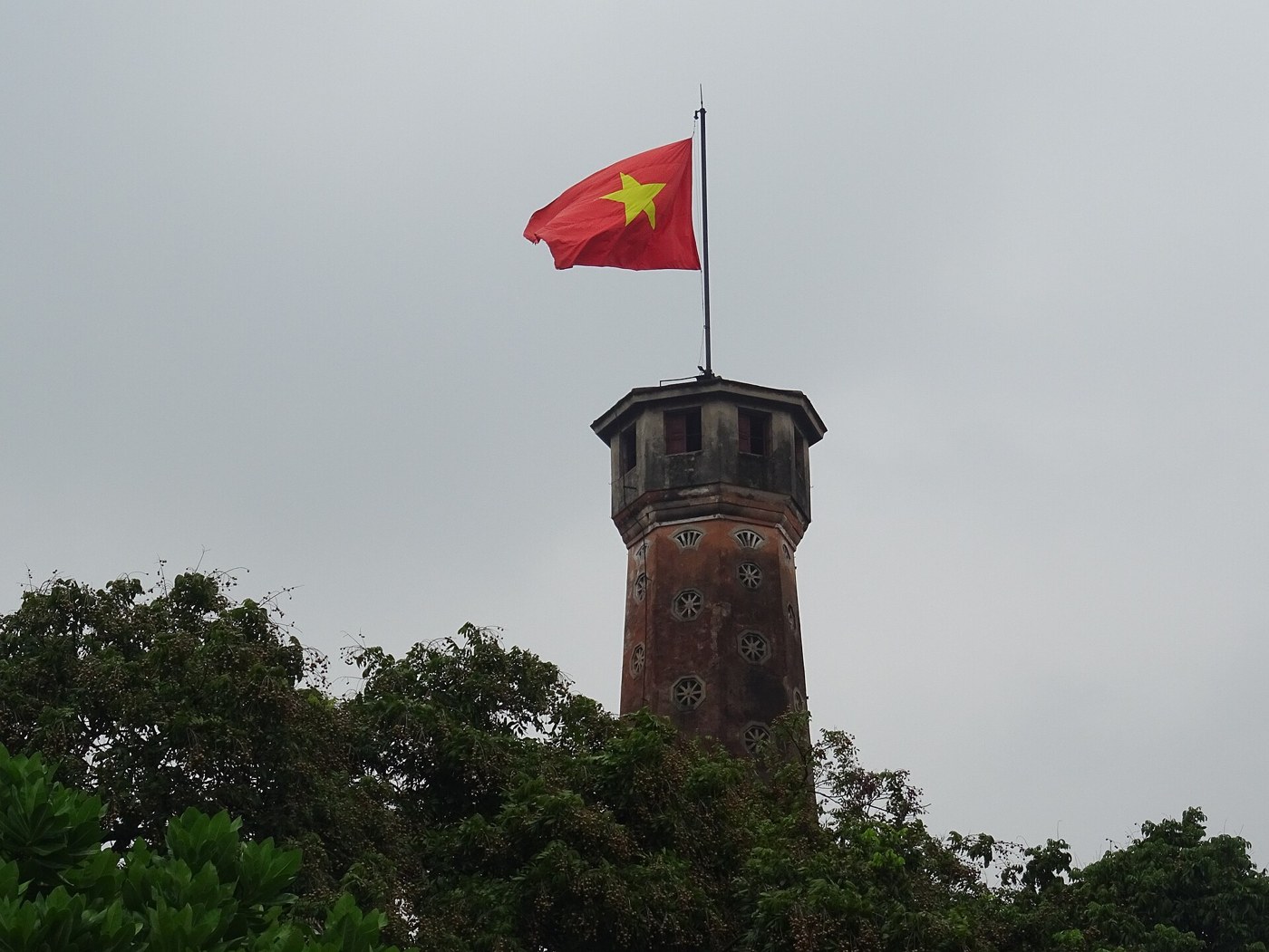 Phần tháp bát giác và quốc kỳ trên Cột cờ Hà Nội