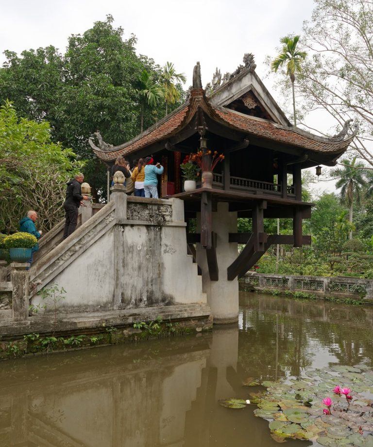 Liên Hoa Đài soi bóng xuống hồ sen tại chùa Một Cột