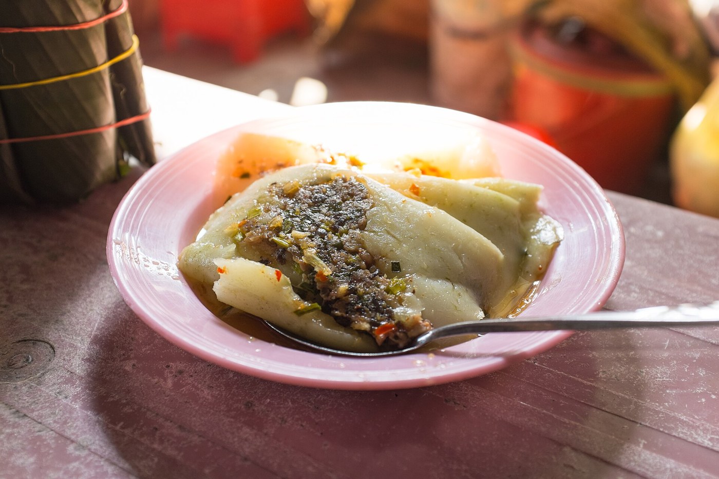 Bánh nậm được mở gói và bày trên đĩa
