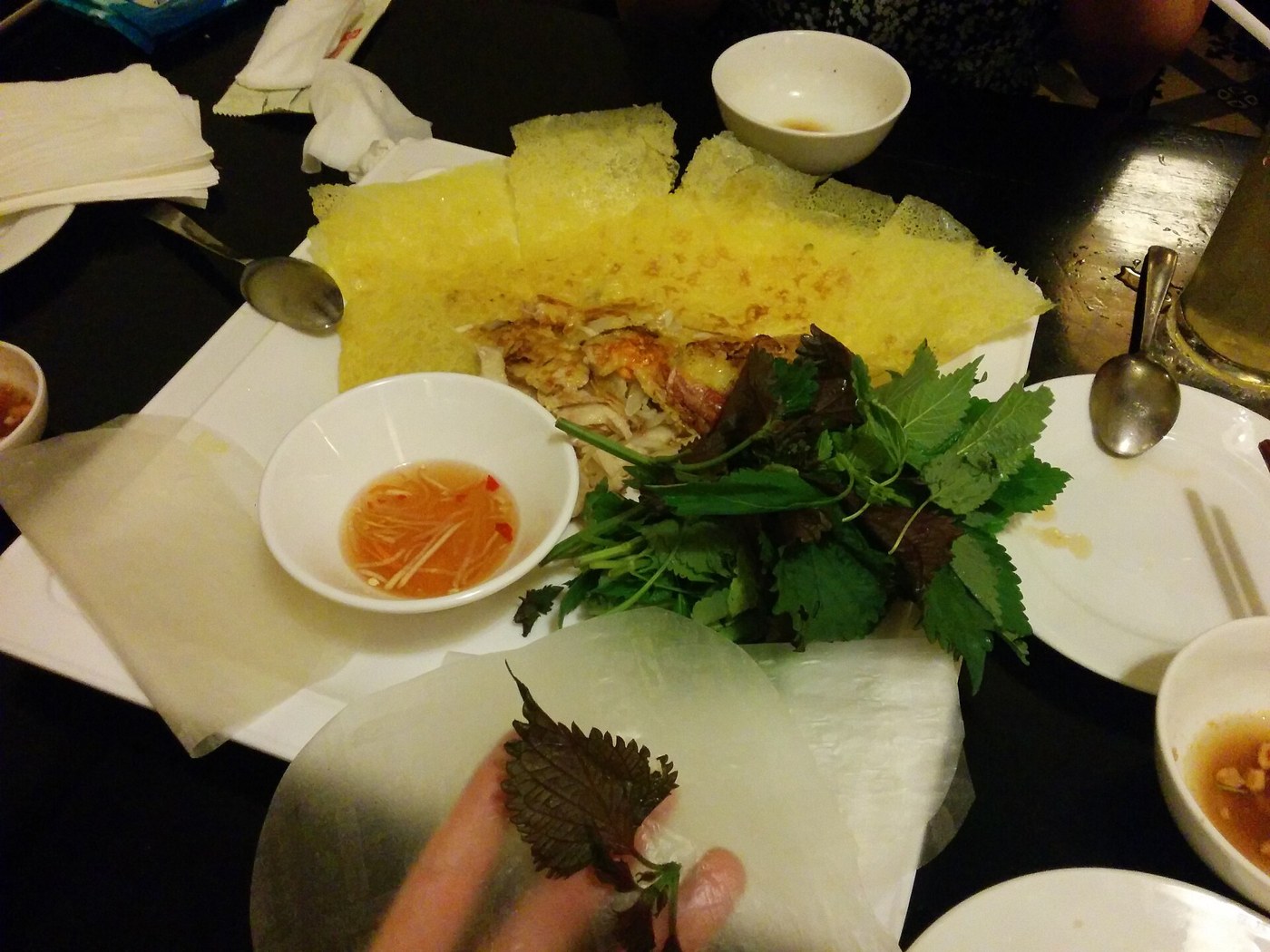 Bánh xèo và phần ăn kèm trong một bữa ăn tại Hà Nội