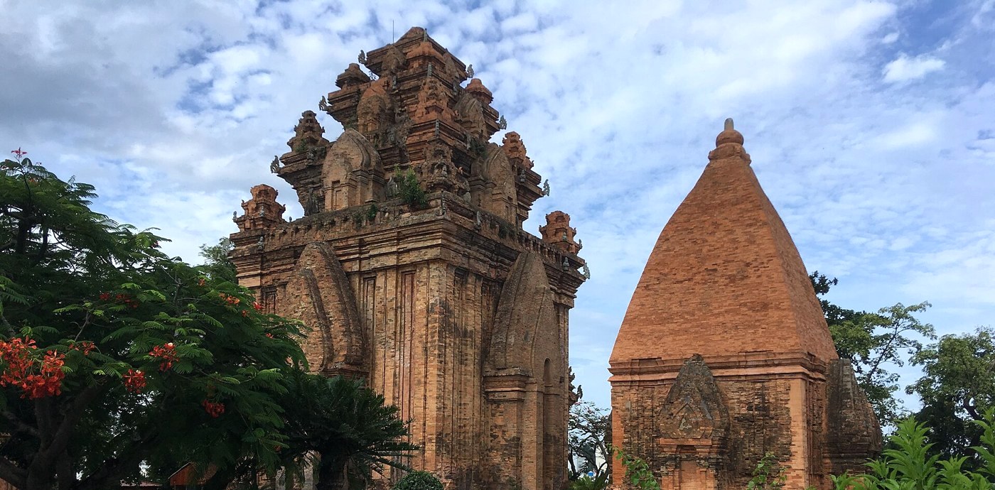 Hai dáng tháp khác nhau trong quần thể Pô Nagar ở Nha Trang