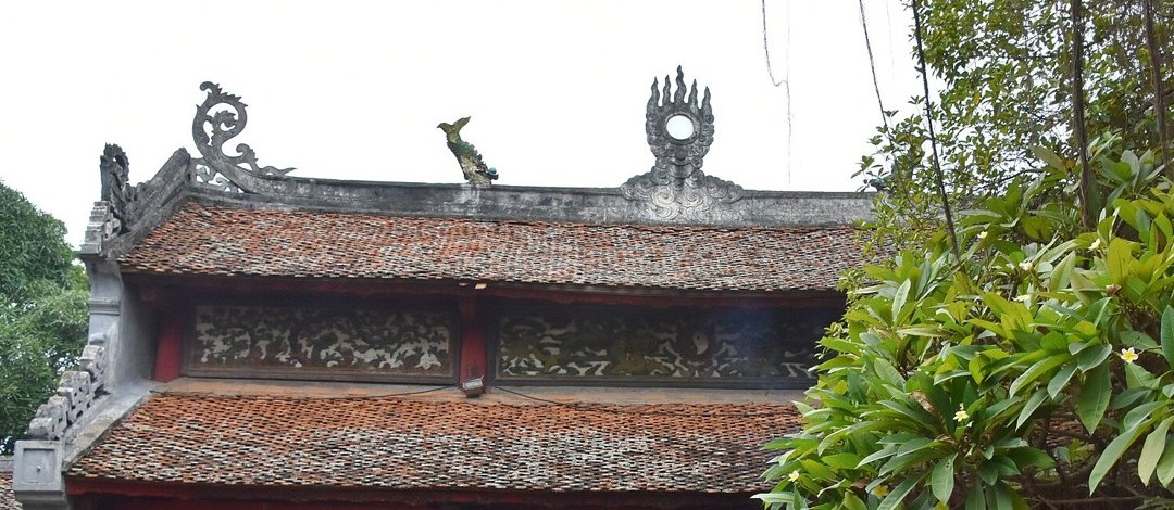 Góc mái ngói và trang trí kiến trúc tại đền Ngọc Sơn
