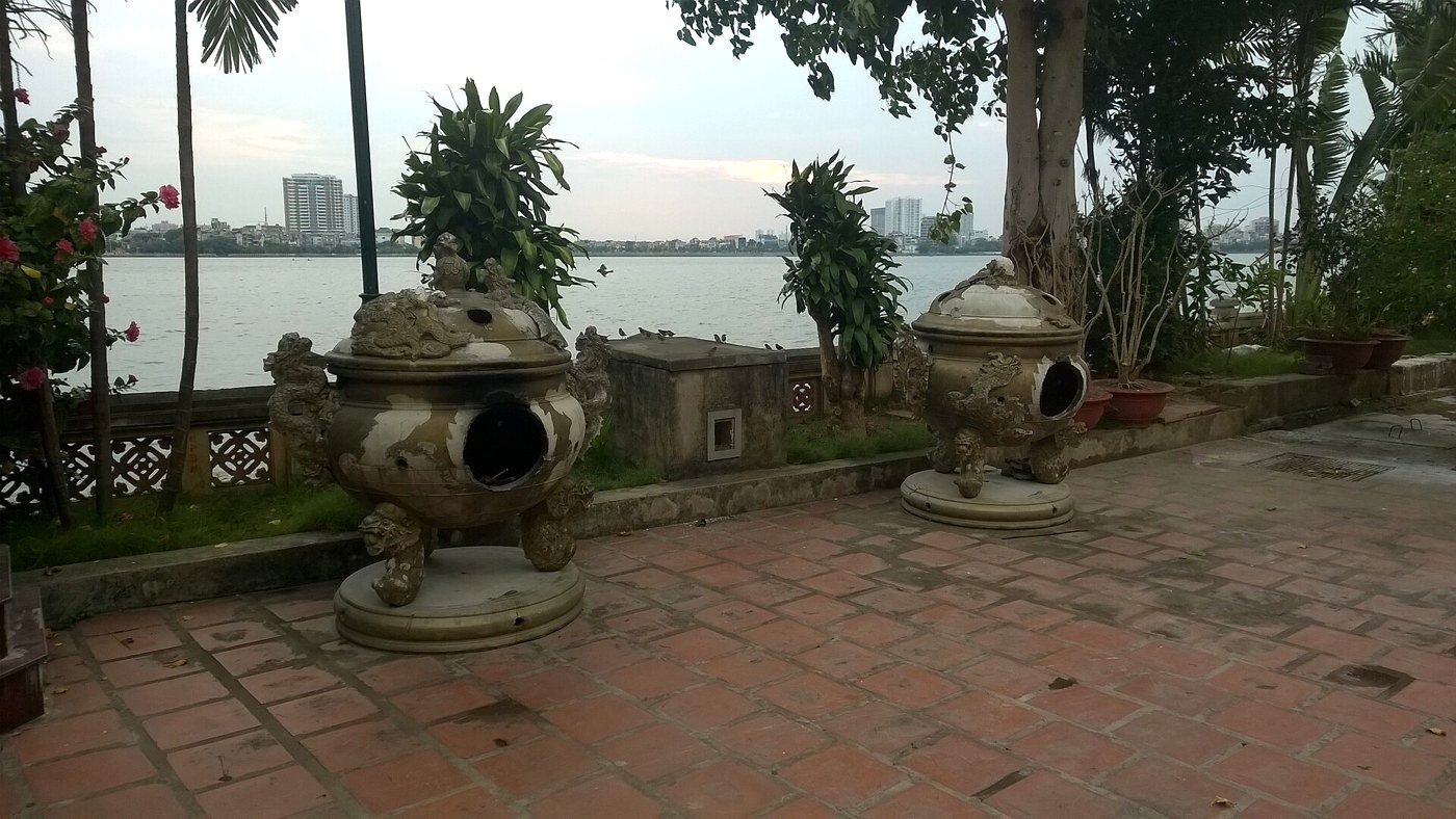 Góc sân sát mặt nước tại Phủ Tây Hồ trong ảnh tư liệu năm 2015