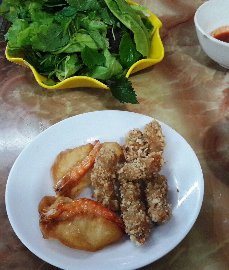 Bánh tôm cùng món chiên và rau ăn kèm trong ảnh tư liệu năm 2018