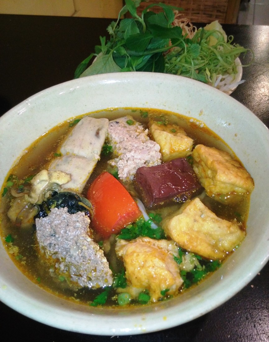 Tô bún riêu với nhiều thành phần ăn kèm, ảnh năm 2018