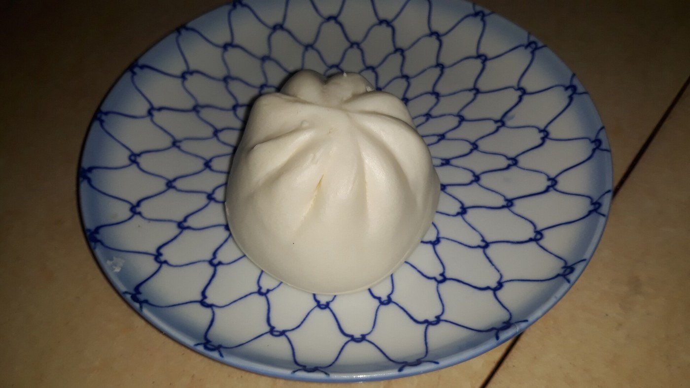 Bánh bao hấp nguyên chiếc trên đĩa hoa văn xanh