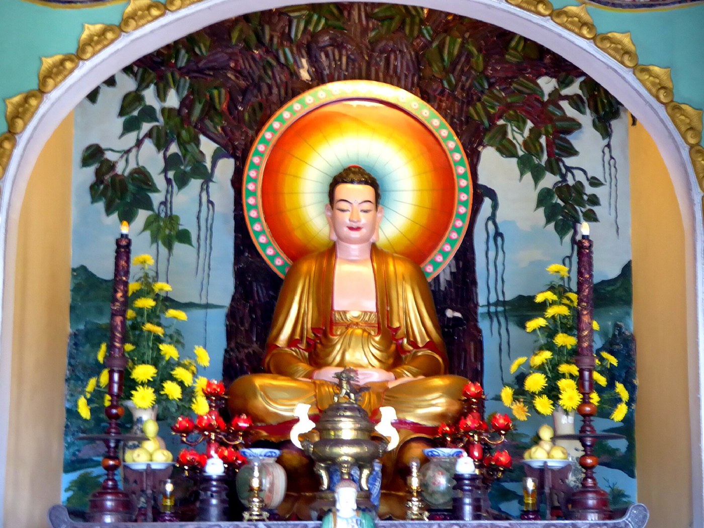 Tượng Phật cùng hoa và đồ thờ trong không gian tín ngưỡng tại Ngũ Hành Sơn
