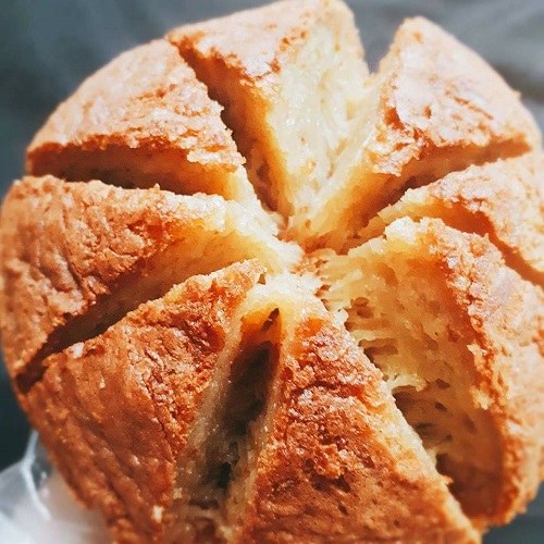 Miếng bánh bò nướng đường thốt nốt có ruột nhiều lỗ khí