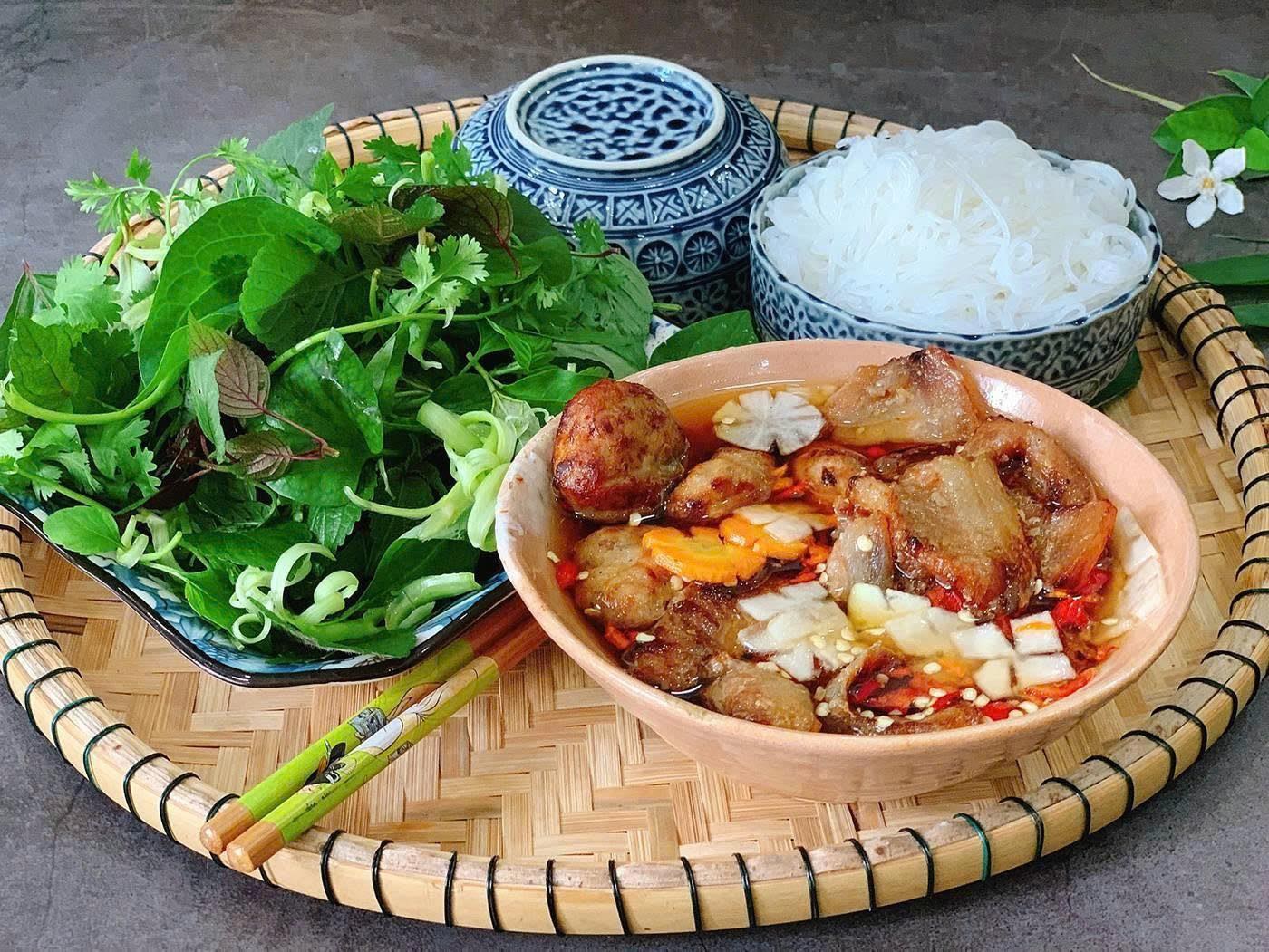Bát thịt nướng và các món ăn kèm trong suất bún chả