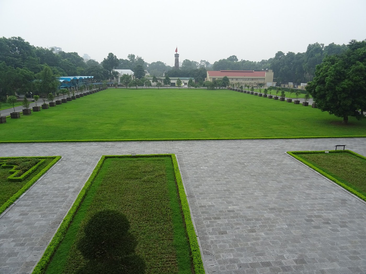 Cột cờ Hà Nội nhìn từ khuôn viên Hoàng thành Thăng Long