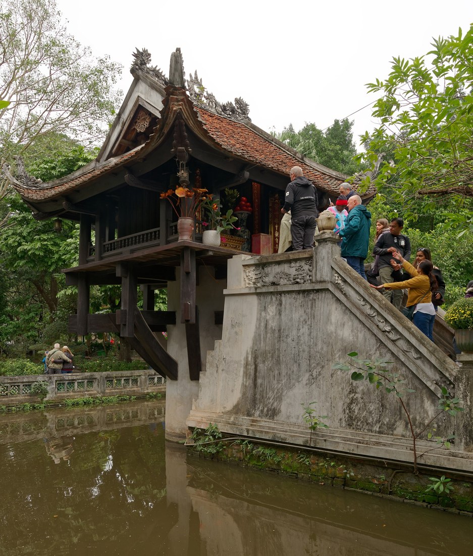Cầu thang đá dẫn lên gian thờ của chùa Một Cột Hà Nội