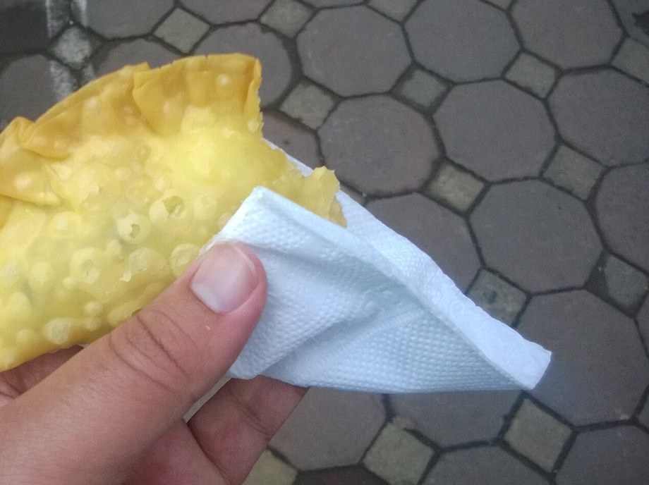Cận cảnh lớp vỏ bánh gối vàng phồng trong ảnh tư liệu Hà Nội