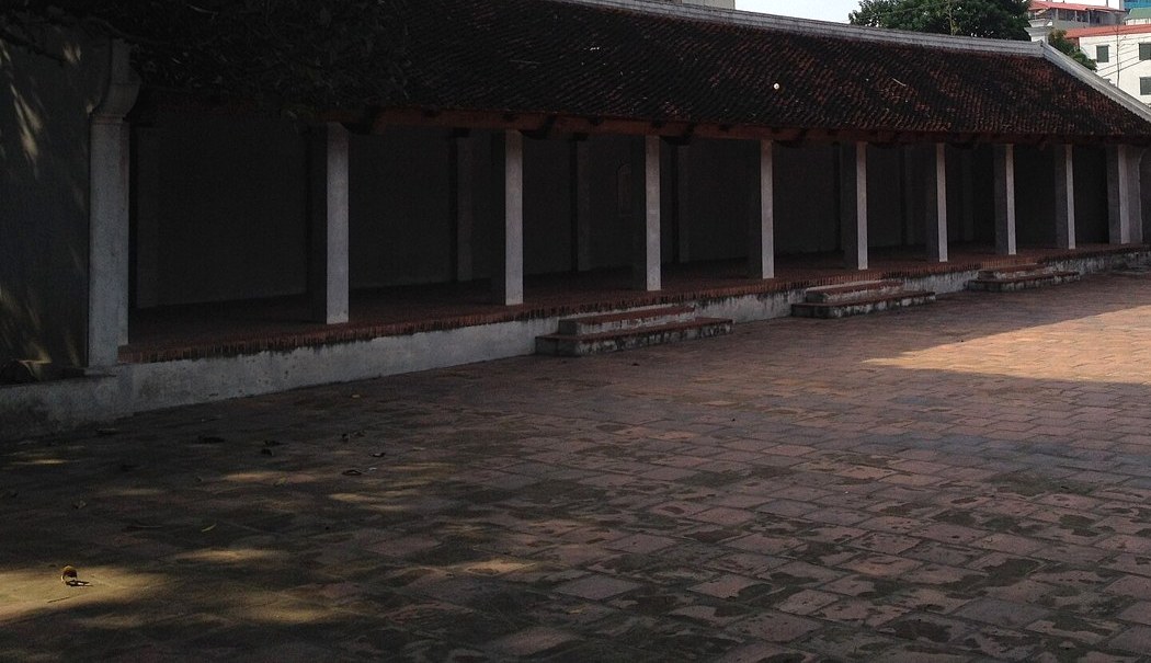 Một phần dãy nhà bên trái và sân gạch chùa Láng trong ảnh tư liệu