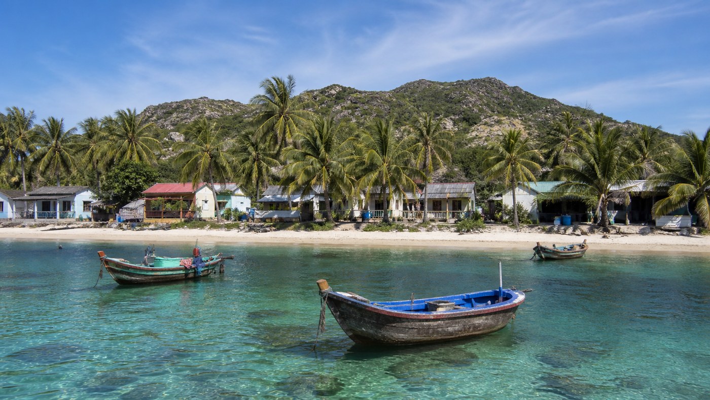 Làng ven biển và thuyền gỗ trên đảo Điệp Sơn Khánh Hòa