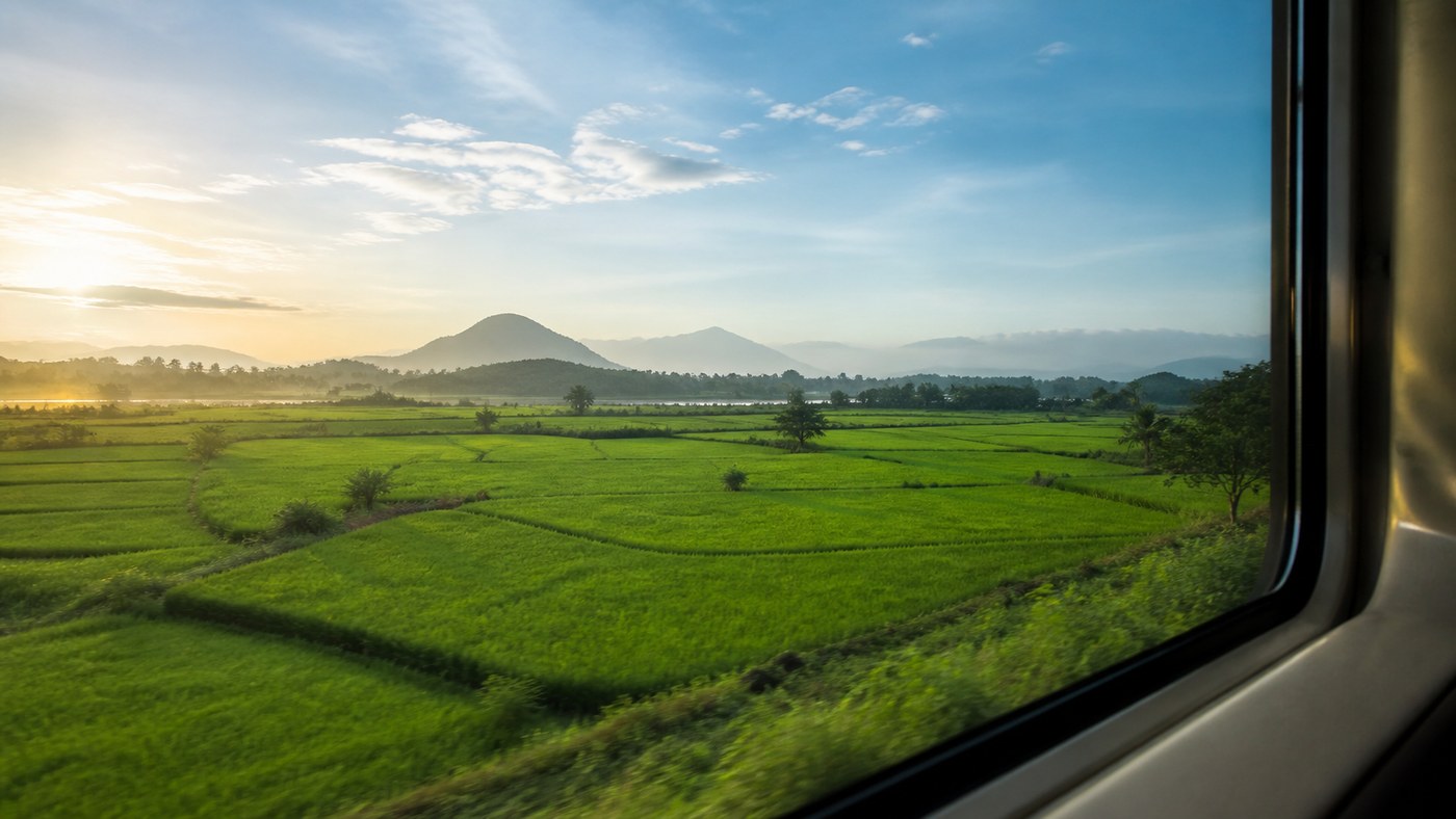 Cánh đồng và núi Phú Yên nhìn qua cửa sổ tàu vào buổi sáng